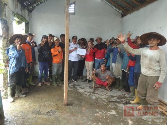 Sri Haryati Serahkan Dana Pembangunan TPQ Darussalam Desa Pringamba(2)