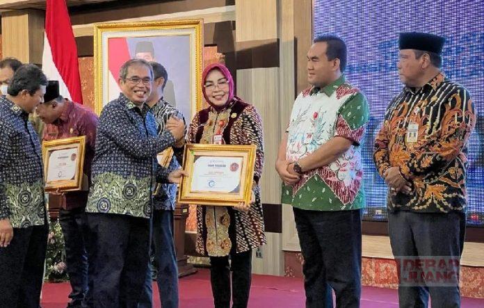 Sri Sumarni Grobogan Menerima Penghargaan Apresiasi Dukungan Program JKN-KIS