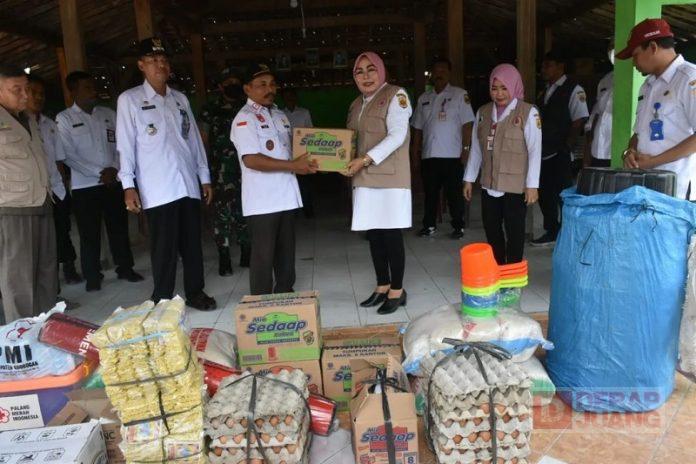 Sri Sumarni Salurkan Bantuan Bagi Korban Banjir Bangsri dan Asemrudung