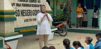 Suhartini Berikan Trauma Healing kepada Anak SD Terkena Banjir Bandang