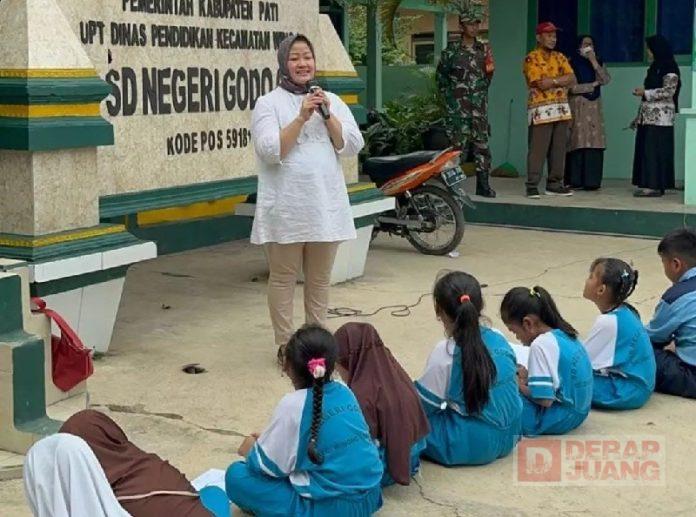 Suhartini Berikan Trauma Healing kepada Anak SD Terkena Banjir Bandang
