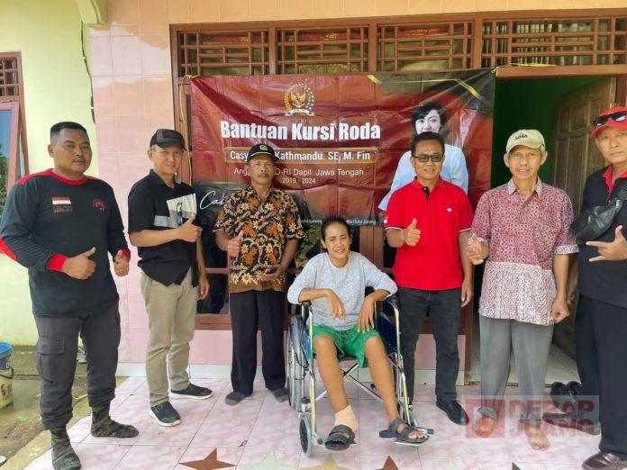 Tilik Warga Pengadegan, Jasmin Serahkan Kursi Roda dari Mbak Casytha