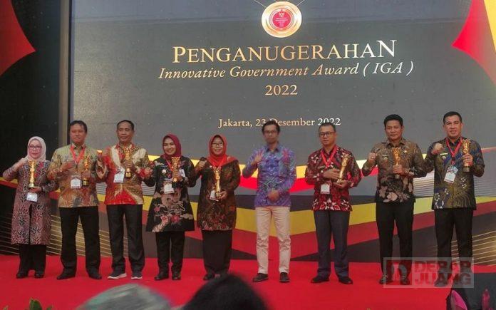 Tri Yuli Setyowati Terima Penghargaan Innovative Goverment Award Tahun 2022