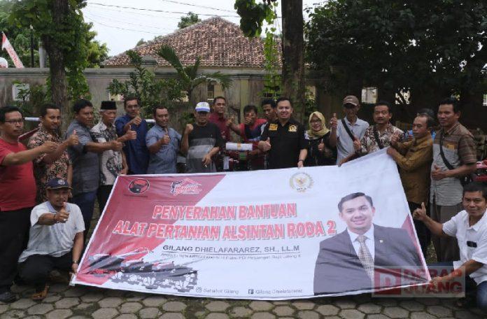 Turun Dapil, Gilang Dhielafararez Serahkan Bantuan Alat Pertanian