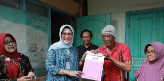 Sri Mulyani Serahkan Bantuan Sosial Kepada Penderita Kanker