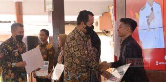 Mas Jekek Serahkan Beasiswa untuk 618 Mahasiswa Berprestasi