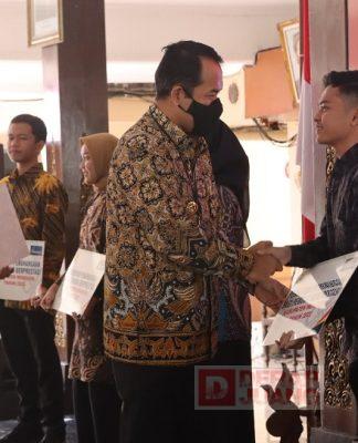 Mas Jekek Serahkan Beasiswa untuk 618 Mahasiswa Berprestasi