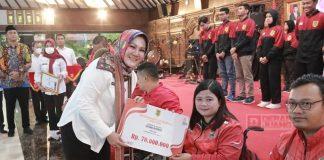 Sri Mulyani Serahkan Penghargaan untuk Atlet Berprestasi