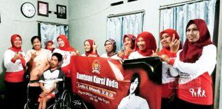 Agus Priyanggodo Serahkan Kursi Roda dari Mbak Casytha Kepada Penyandang Disabilitas