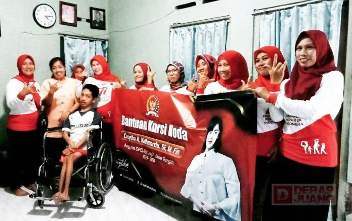 Agus Priyanggodo Serahkan Kursi Roda dari Mbak Casytha Kepada Penyandang Disabilitas