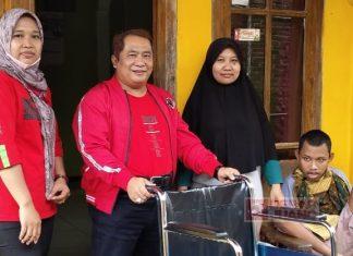 Anwar Serahkan Bantuan Kursi Roda Kepada Warga Mandiraja