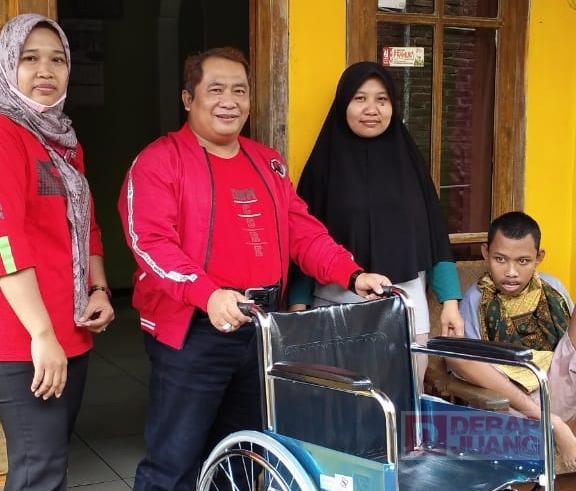 Anwar Serahkan Bantuan Kursi Roda Kepada Warga Mandiraja
