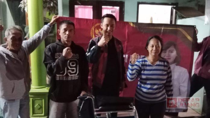 Bagas Bachtiar Serahkan Bantuan Kursi Roda Aspirasi dari Mbak Casytha
