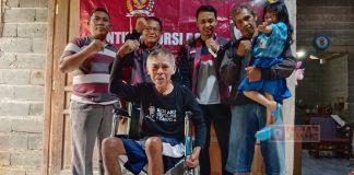 Bagas Serahkan Bantuan Kursi Roda Kepada Masyarakat Sidorejo