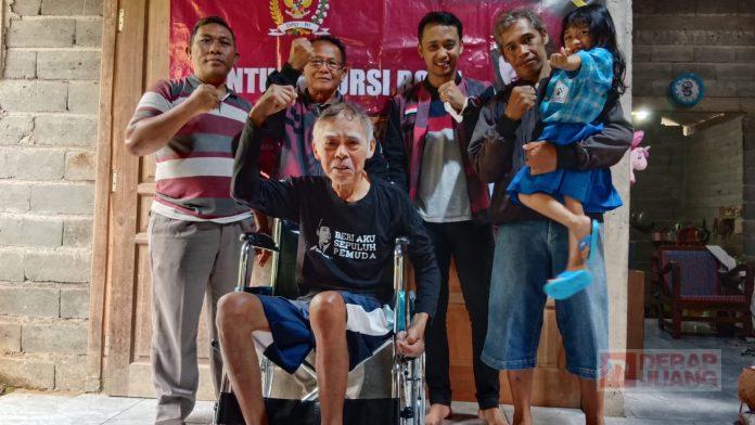 Bagas Serahkan Bantuan Kursi Roda Kepada Masyarakat Sidorejo