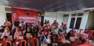 Bagikan MPASI Mbak Casytha, Bu Nyai Ajak Warga Patimuan Cegah Stunting