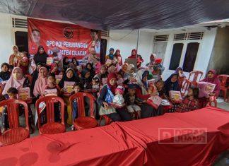 Bagikan MPASI Mbak Casytha, Bu Nyai Ajak Warga Patimuan Cegah Stunting