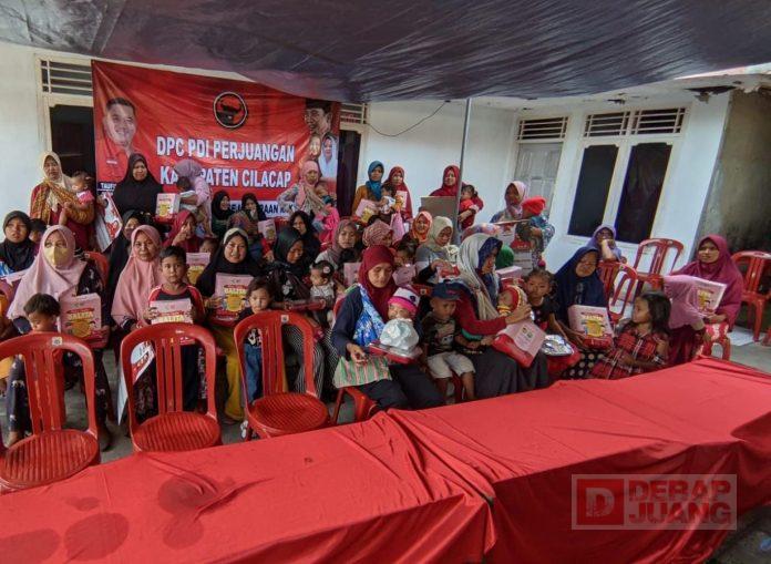 Bagikan MPASI Mbak Casytha, Bu Nyai Ajak Warga Patimuan Cegah Stunting