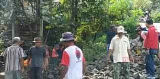 Bambang Sutrisno Ikut Gotong Royong Pembangunan Rabat Beton Desa Clapar