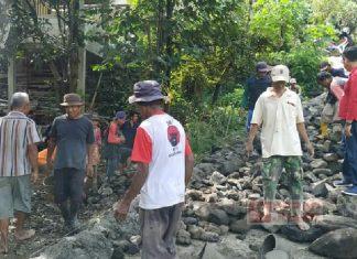 Bambang Sutrisno Ikut Gotong Royong Pembangunan Rabat Beton Desa Clapar