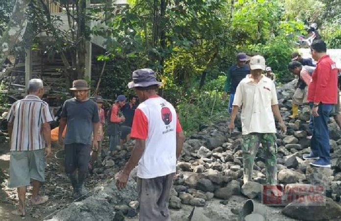 Bambang Sutrisno Ikut Gotong Royong Pembangunan Rabat Beton Desa Clapar'