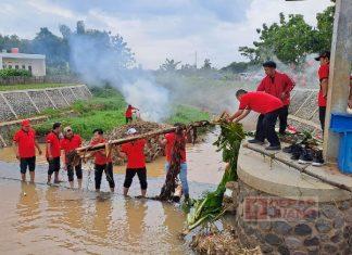 Banteng Pati Lakukan Gerakan Penghijauan dan Bersih-Bersih Sungai