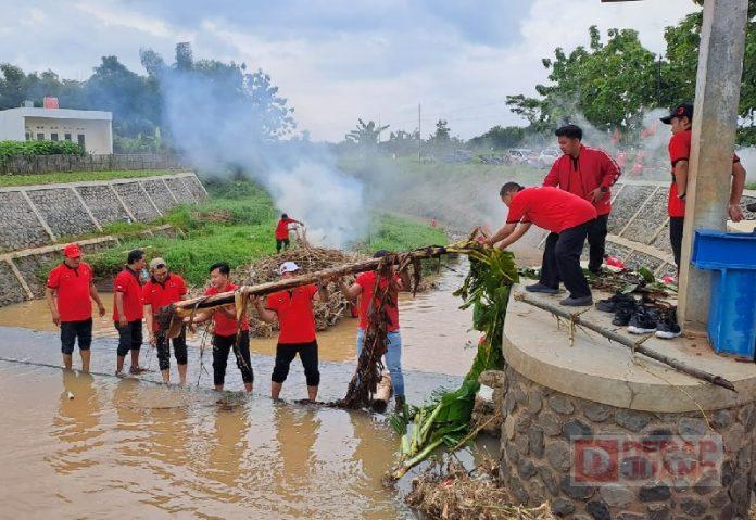Banteng Pati Melakukan Gerakan Penghijauan dan Bersih-Bersih Sungai