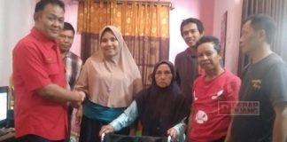 Bentuk Kepedulian Mbak Casytha, Wachyu Hidayat Serahkan Kursi Roda Kepada Warga