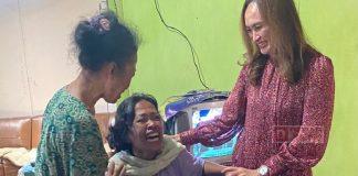 Berbagi Kasih, Nunung Beri Bantuan Kursi Roda