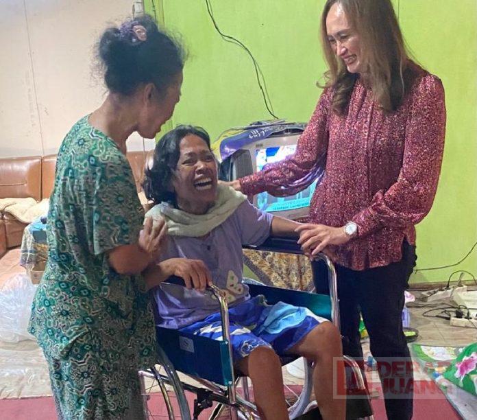 Berbagi Kasih, Nunung Beri Bantuan Kursi Roda