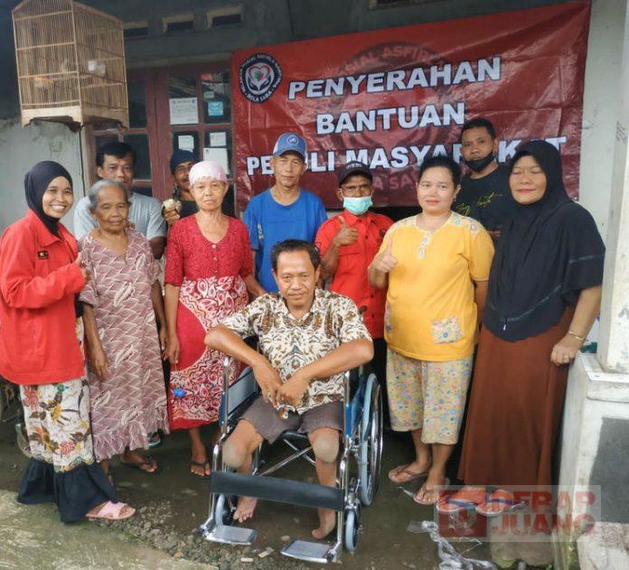 Bersama Relasaba, Eni Serahkan Kursi Roda Kepada Penyandang Disabilitas