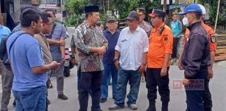 Bupati Husein Tinjau Jembatan Kalipelus yang Ambrol Akibat Banjir