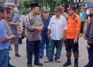 Bupati Husein Tinjau Jembatan Kalipelus yang Ambrol Akibat Banjir