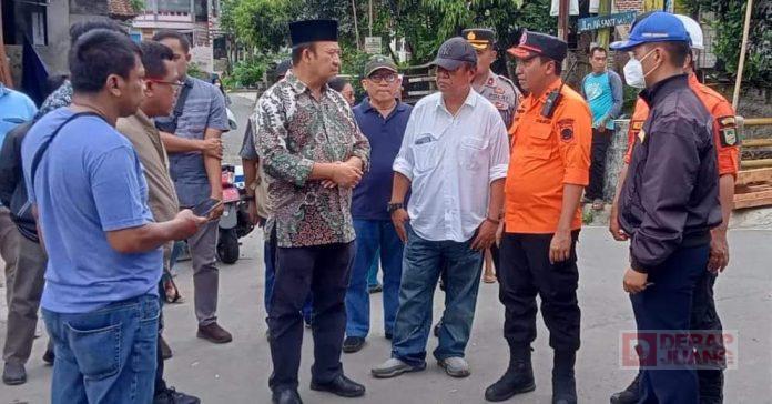 Bupati Husein Tinjau Jembatan Kalipelus yang Ambrol Akibat Banjir