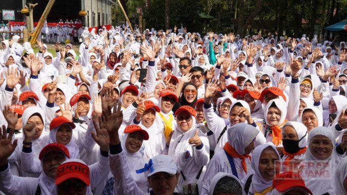 Bupati Tiwi Ajak Perempuan Masyarakatkan Olahraga