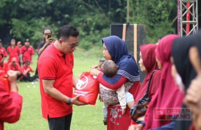 Cegah Stunting, Banteng Purbalingga Keluar Kandang Bagikan Sembako dan Makanan Bergizi kepada Warga
