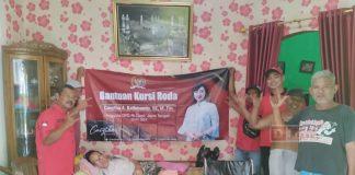 David Okta Serahkan Kursi Roda dari Mbak Casytha kepada Warga Rawalo