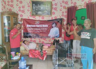 David Okta Serahkan Kursi Roda dari Mbak Casytha kepada Warga Rawalo