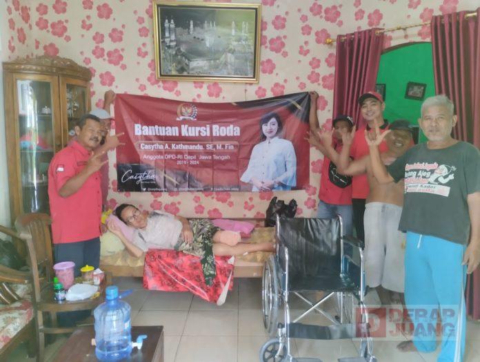 David Okta Serahkan Kursi Roda dari Mbak Casytha kepada Warga Rawalo
