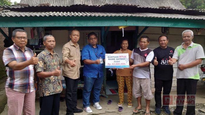 Dipenghujung Tahun, BHB Serahkan Bantuan RTLH Kepada Warga Karangklesem