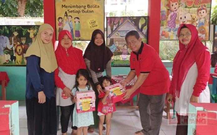 Edy Supriyanto Salurkan Bantuan Biskuit Balita dan Ibu Hamil