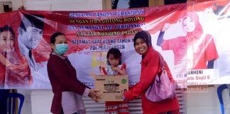 Eni Marheni Bagikan Makanan Tambahan untuk Balita