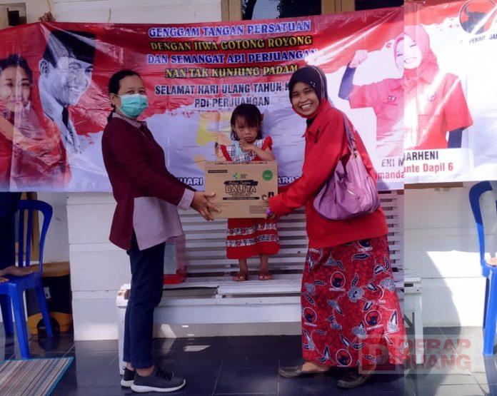 Eni Marheni Bagikan Makanan Tambahan untuk Balita