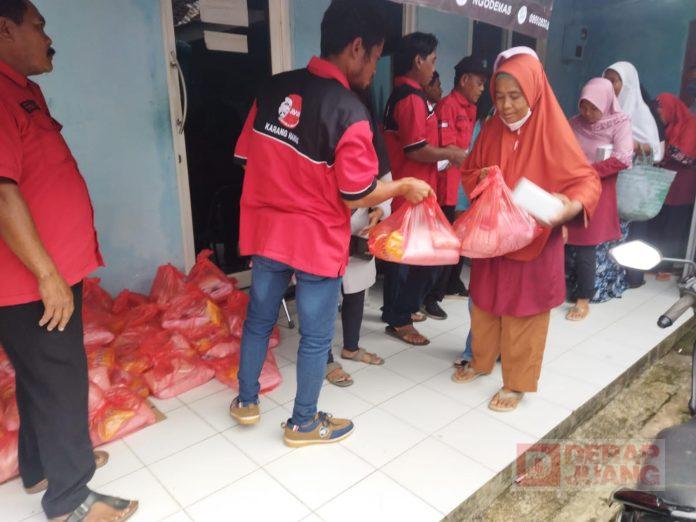 Gelar Konsolidasi Ranting, Febrian Nugroho Bagikan Sembako kepada Warga Karangnanas