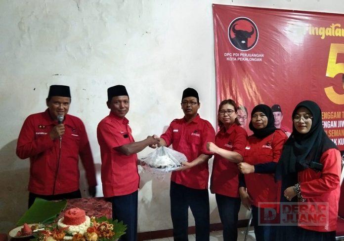 HUT Partai, DPC PDI Perjuangan Kota Pekalongan Bagikan 50 Nasi Tumpeng