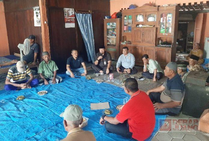 Heru Santoso Serahkan Bantuan Alat Pertanian