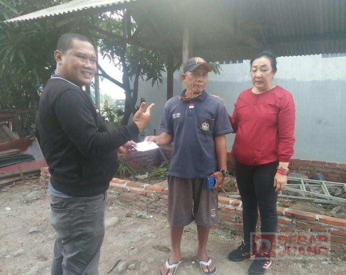 Kader Banteng Kota Tegal Gotong Royong Bangun Posko PDI Perjuangan