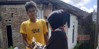 Laksanakan Arahan Ibunda Ketua Umum, Eni Marheni Bagikan Ikan Matang Kepada Warga