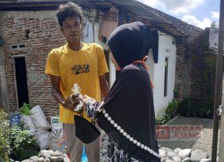 Laksanakan Arahan Ibunda Ketua Umum, Eni Marheni Bagikan Ikan Matang Kepada Warga
