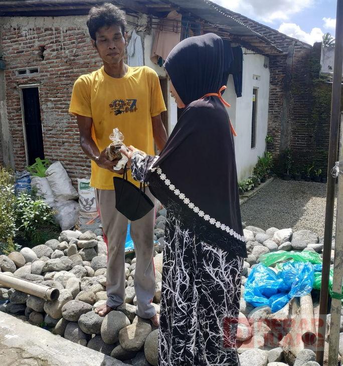 Laksanakan Arahan Ibunda Ketua Umum, Eni Marheni Bagikan Ikan Matang Kepada Warga(2)